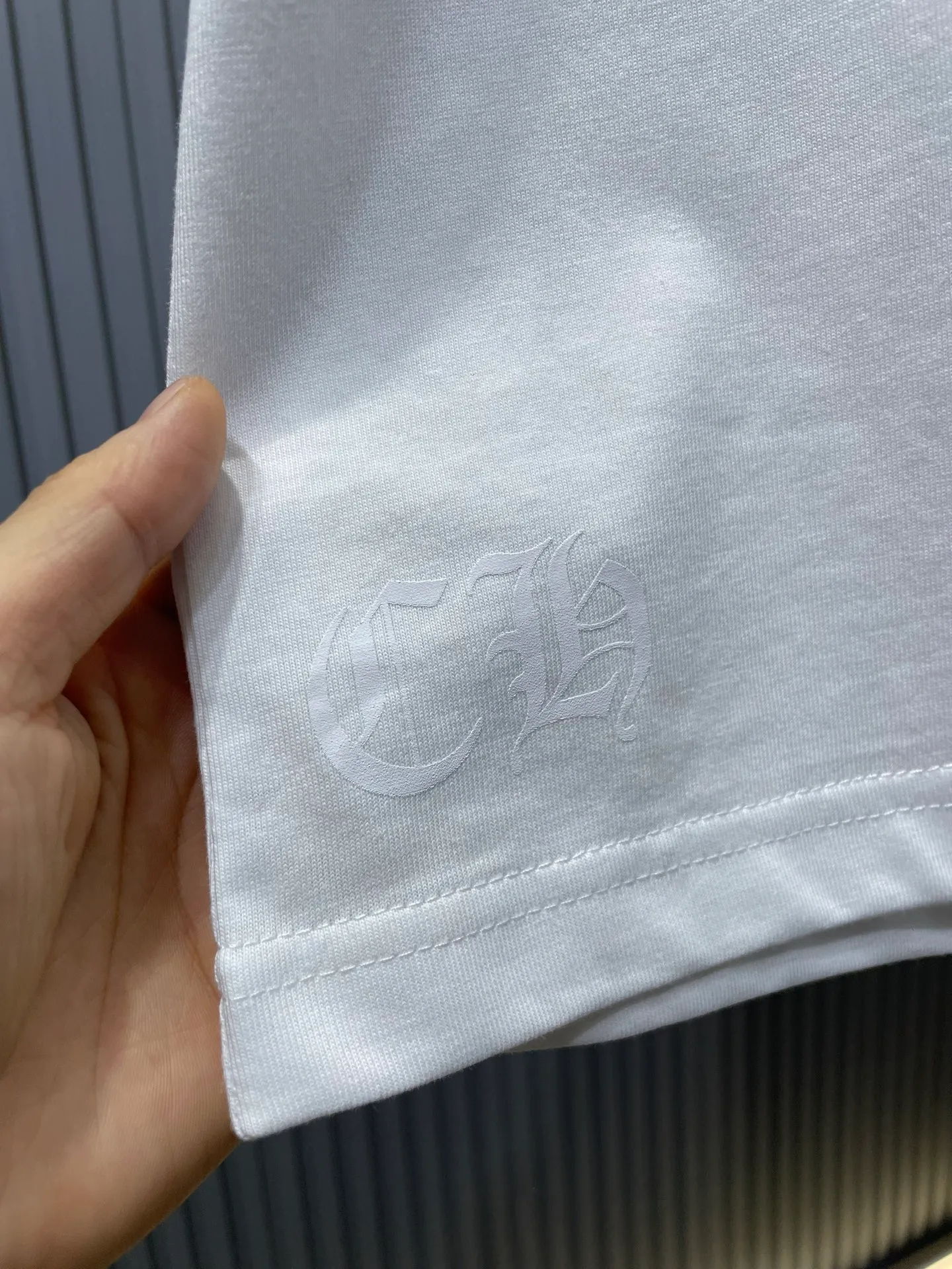 🅿️280 Heart CH 🌟【Top original item】Shadow cross short-sleeved T-shirt on the back. Made of customized 205G 26s 100% distilled cotton fabric, the upper body feels comfortable on the skin. Custom woven and dyed, the color is 100% consistent. The logo is made using imported screen glue printing technology, with a full three-dimensional feel and perfect details. The entire set of accessories is independently developed, and every small detail is perfectly presented. Size: s m l